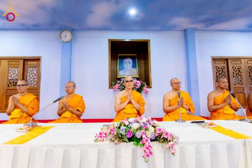 ภาพ No.195901:พิธีถวายภัตตาหารเป็นสังฆทาน แด่พระธรรมยาตรา ณ วัดโบสถ์(บน) ตำบลบางคูเวียง อำเภอบางกรวย จังหวัดนนทบุรี ในโครงการธรรมยาตรา กตัญญูบูชา มหาปูชนียาจารย์ พระมงคลเทพมุนี(สด จนฺทสโร) พระผู้ปราบมาร อนุสรณ์สถาน 7 แห่ง ปีที่ 13 วันที่ 16 มกราคม พ.ศ. 2568