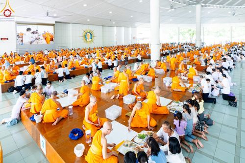 ภาพ No.165801:พิธีถวายภัตตาหารเมนูสวรรค์ วันที่ 26 ตุลาคม พ.ศ. 2567 ณ หอฉันคุณยายอาจารย์ฯ วัดพระธรรมกาย