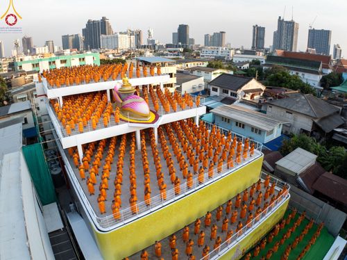 ภาพ No.201323:พระธรรมยาตราปฏิบัติธรรม และถ่ายภาพหมู่ประวัติศาสตร์ ณ อาคารธรรมยาตรา กตัญญูบูชามหาปูชนียาจารย์  ตรงข้ามวัดปากน้ำภาษีเจริญ จ.กรุงเทพมหานคร ในโครงการธรรมยาตรา กตัญญูบูชา มหาปูชนียาจารย์ พระมงคลเทพมุนี(สด จนฺทสโร) พระผู้ปราบมาร อนุสรณ์สถาน 7 แห่ง ปีที่ 13