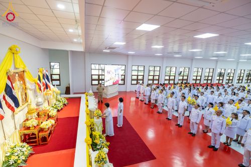 ภาพ No.179619:พิธีเจริญพระพุทธมนต์ พิธีทำบุญตักบาตรถวายพระราชกุศล และพิธีวางพานพุ่มดอกไม้ถวายราชสักการะ  แด่พระบาทสมเด็จพระบรมชนกาธิเบศร มหาภูมิพลอดุลยเดชมหาราช บรมนาถบพิตร เนื่องในวันคล้ายวันพระบรมราชสมภพ วันชาติ และวันพ่อแห่งชาติ วันพฤหัสบดีที่ 5 ธันวาคม พ.ศ. 2567 ณ