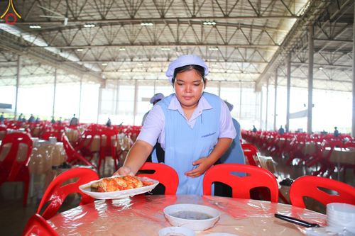 ภาพ No.60236:คณะสงฆ์ 10,000 กว่าวัดฉันภัตตาหารเพล ในวันคุ้มครองโลก วันจันทร์ที่ 22 เมษายน พ.ศ. 2567 ณ สภาธรรมกายสากล วัดพระธรรมกาย