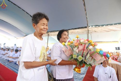 ภาพ No.91421:พิธีทอดผ้าป่ายกยอดดอกบัวสิริปทุมทิพย์  ประดิษฐาน ณ ปทุมเจดีย์  (เจดีย์พระพุทธเจ้า ๕ พระองค์) ณ ศูนย์อบรมเยาวชนจังหวัดปัตตานี 22 ตุลาคม พ.ศ.2566