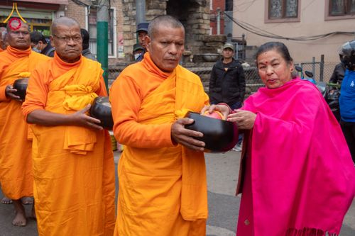 ภาพ No.132559:สามเณรเนปาล บิณฑบาต ย่านทาเมล เมืองกาฐมาณฑุ และเมืองปาฏัน ในโครงการบรรพชา 1,250 รูป ประเทศเนปาล วันที่ 20 มีนาคม พ.ศ. 2567