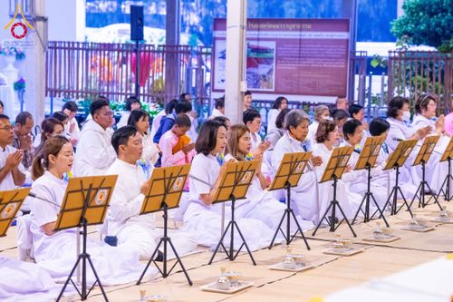 ภาพ No.194925:พิธีถวายภัตตาหารเป็นสังฆทาน แด่พระธรรมยาตรา ณ อนุสรณ์สถานมหาวิหารพระมงคลเทพมุนี (โลตัสแลนด์) อ.สองพี่น้อง จ.สุพรรณบุรี ในโครงการธรรมยาตรา กตัญญูบูชา มหาปูชนียาจารย์ พระมงคลเทพมุนี(สด จนฺทสโร) พระผู้ปราบมาร แห่ง ปีที่ 13 วันที่ 14 มกราคม พ.ศ.2568
