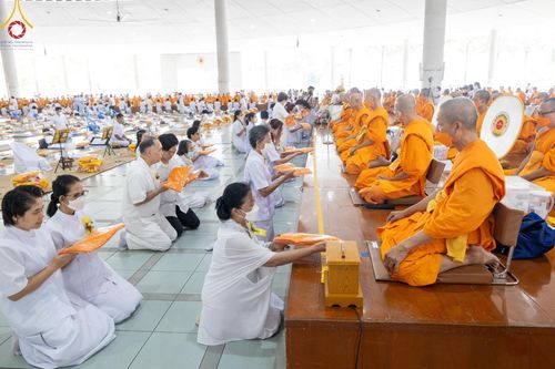 ภาพ No.122890:พิธีสวดพระพุทธมนต์ พิธีทอดผ้าบังสุกุล และพิธีถวายภัตตาหาร เป็นสังฆทานแด่พระภิกษุ สามเณร เนื่องในวันมหาปูชนียาจารย์ วันเสาร์ที่ 3 กุมภาพันธ์ พ.ศ. 2567 ณ หอฉันคุณยายอาจารย์ฯ วัดพระธรรมกาย