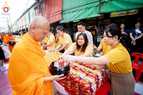 ภาพ No.180311:พิธีทำบุญตักบาตร ข้าวสารอาหารแห้ง แด่คณะสงฆ์ 99 รูป เนื่องในวันพ่อแห่งชาติ ปีที่ 50 ณ ศูนย์การค้าตลาดรังสิต ซ.รังสิต-ปทุมธานี 5 วันที่ 5 ธันวาคม พ.ศ. 2567