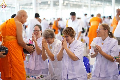 ภาพ No.177598:พิธีตักบาตรและพิธีบูชาข้าวพระ ในวันอาทิตย์ต้นเดือนที่ 1 ธันวาคม พ.ศ. 2567 ณ สภาธรรมกายสากล วัดพระธรรมกาย