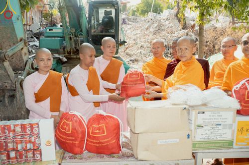 ภาพ No.220327:วันที่ 17 เมษายน พ.ศ. 2568 ผู้แทนวัดพระธรรมกาย ลงพื้นที่เยียวยา ซับน้ำตาเหยื่อแผ่นดินไหวมัณฑะเลย์