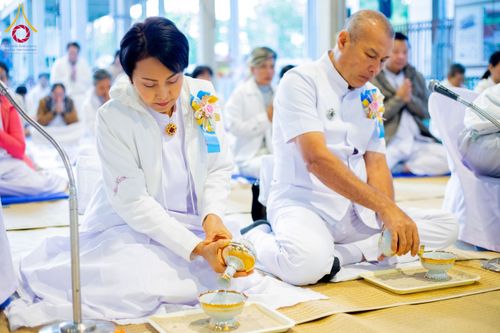 ภาพ No.193740:สาธุชนถวายภัตตาหารเป็นสังฆทาน แด่พระธรรมยาตรา ณ อนุสรณ์สถานมหาวิหารพระมงคลเทพมุนี (โลตัสแลนด์) อ.สองพี่น้อง จ.สุพรรณบุรี ในโครงการธรรมยาตรา กตัญญูบูชา มหาปูชนียาจารย์ พระมงคลเทพมุนี(สด จนฺทสโร) พระผู้ปราบมาร ปีที่ 13 วันที่ 12 มกราคม พ.ศ.2568