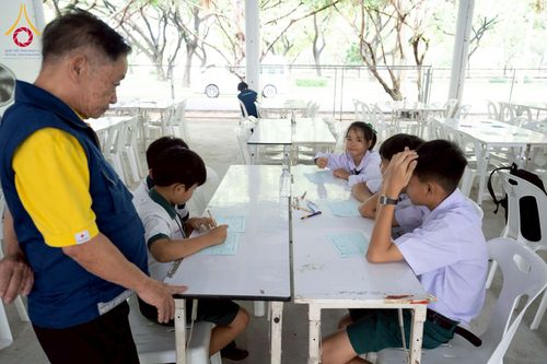 ภาพ No.230369:วันจันทร์ที่ 30 มิถุนายน พ.ศ. 2568 เจ้าอาวาสวัดพระธรรมกาย เยี่ยมอนุโมทนาให้กำลังใจ บุคลากรทางการแพทย์-เจ้าหน้าที่ผู้ปฏิบัติงาน โครงการรถตัดแว่นสายตาเคลื่อนที่สภากาชาดไทย เพื่อเด็กนักเรียนในชนบท พื้นที่จังหวัดปทุมธานี