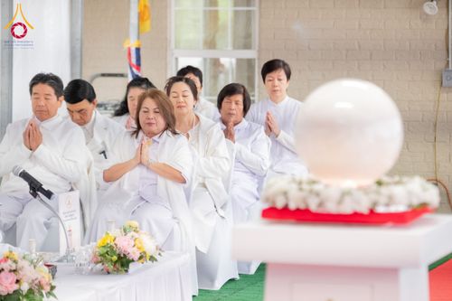 ภาพ No.135492:พิธีเจริญพระพุทธมนต์สมโภช แก้วบรมจักรพรรดิรัตนอนันต์ สถาปนาอาคารปฏิบัติธรรม แก้วธรรมชัยรัตนอนันต์ บูชาธรรมเนื่องในโอกาสอายุวัฒนมงคล 80 ปี หลวงพ่อธัมมชโย (22 เมษายน พ.ศ. 2567) วันพุธที่ 3 เมษายน พ.ศ. 2567 ณ วัดพระธรรมกายเทนเนสซี ประเทศสหรัฐอเมริกา