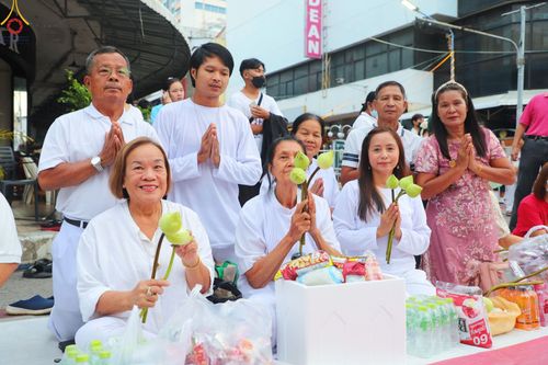 ภาพ No.85920:ตักบาตรพระนานาชาติ 10,000 รูป ใจกลางนครหาดใหญ่ จ.สงขลา วันอาทิตย์ที่ 20 สิงหาคม พ.ศ. 2566