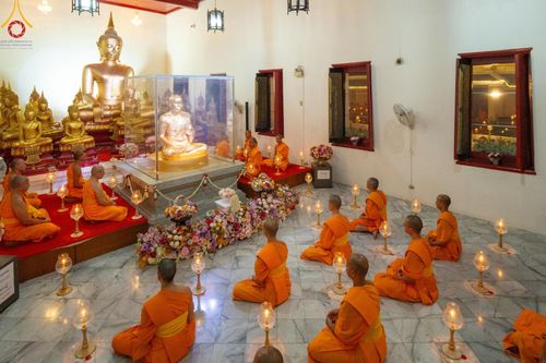 ภาพ No.197169:พิธีจุดประทีปถวายเป็นพุทธบูชา และบูชาธรรมมหาปูชนียาจารย์ ณ วัดโบสถ์(บน) ตำบลบางคูเวียง อำเภอบางกรวย จังหวัดนนทบุรี ในโครงการธรรมยาตรา กตัญญูบูชา มหาปูชนียาจารย์ พระมงคลเทพมุนี(สด จนฺทสโร) พระผู้ปราบมาร อนุสรณ์สถาน 7 แห่ง ปีที่ 13 วันที่ 18 มกราคม พ.ศ. 25