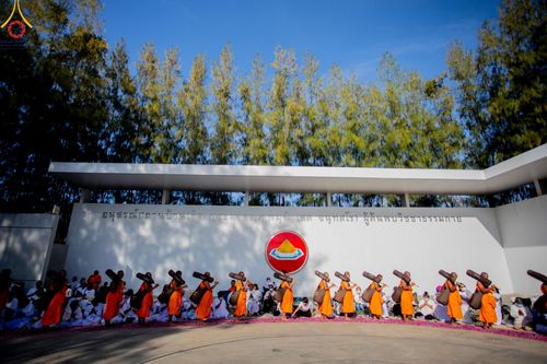 ภาพ No.193280:พิธีต้อนรับพระธรรมยาตรา ณ อนุสรณ์สถาน สถานที่เกิดในเพศสมณะ วัดสองพี่น้อง อำเภอสองพี่น้อง จังหวัดสุพรรณบุรี ในโครงการธรรมยาตรา กตัญญูบูชา มหาปูชนียาจารย์ พระมงคลเทพมุนี(สด จนฺทสโร) พระผู้ปราบมาร อนุสรณ์สถาน 7 แห่ง ปีที่ 13 วันที่ 11 มกราคม พ.ศ. 2568