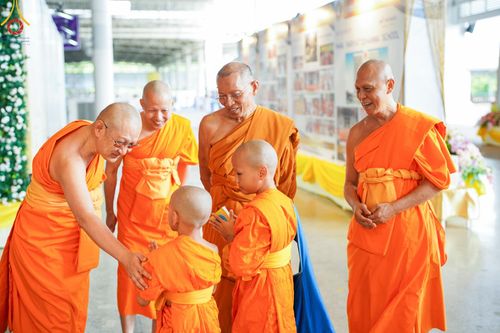 ภาพ No.146804:การต้อนรับพระสังฆาธิการ 2,000 กว่าวัดทั่วประเทศ และพิธีบูชาข้าวพระ เนื่องในวันสมาธิโลก วันอาทิตย์ที่ 4 สิงหาคม พ.ศ. 2567 ณ สภาธรรมกายสากล วัดพระธรรมกาย