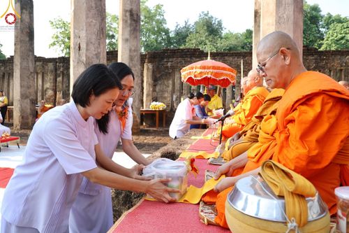 ภาพ No.58714:พิธีตักบาตรพระ ๑,๐๐๐ รูป สมโภชครบรอบ ๘๐๐ ปี พระบรมธาตุเมืองเชลียง ณ วัดพระศรีรัตนมหาธาตุ ราชวรวิหาร  (วัดพระปรางค์) ต.ศรีสัชนาลัย  อ.ศรีสัชนาลัย จ.สุโขทัย วันพฤหัสบดีที่ ๒๕ เมษายน พ.ศ. ๒๕๖๗