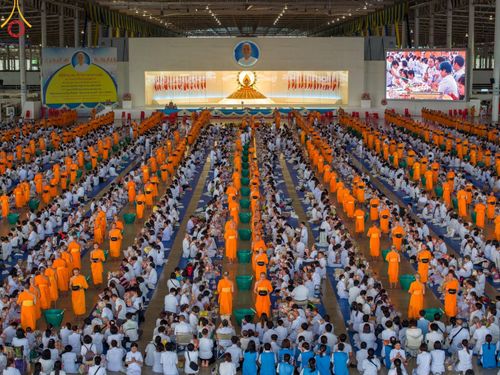 ภาพ No.139087:พิธีตักบาตร , พิธีบูชาข้าวพระ ณ ห้องแก้วสารพัด 1 สภาธรรมกายสากล วัดพระธรรมกาย วันอาทิตย์ต้นเดือนที่ 2 มิถุนายน พ.ศ. 2567