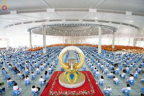 ภาพ No.162154:พิธีถวายภัตตาหารเมนูสวรรค์ เนื่องในวันออกพรรษา (ขึ้น 15 ค่ำ เดือน 11) วันพฤหัสบดีที่ 17 ตุลาคม พ.ศ. 2567 ณ หอฉันคุณยายอาจารย์ฯ วัดพระธรรมกาย