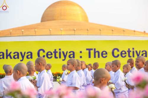 ภาพ No.133740:พิธีเวียนประทักษิณและพิธีวันทาเจดีย์ โครงการบรรพชาสามเณร ฟื้นฟูพระพุทธศาสนาทั่วไทย ณ วัดพระธรรมกาย วันเสาร์ที่ 6 เมษายน พ.ศ. 2567