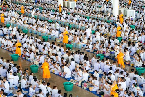 ภาพ No.167514:พิธีตักบาตรและพิธีบูชาข้าวพระ ในวันอาทิตย์ที่ 3 พฤศจิกายน พ.ศ. 2567 ณ วัดพระธรรมกาย