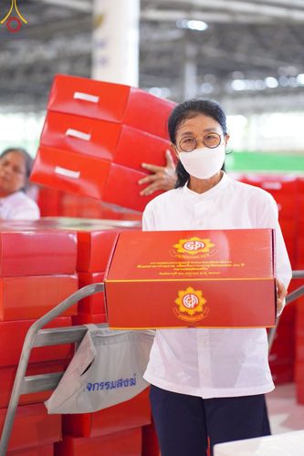 ภาพ No.214356:วันที่ 29 มีนาคม พ.ศ.2568 กิจกรรมใส่ถุงซิปกล่องไทยธรรม เพื่อรักษาความประณีตของกล่องไทยธรรม ในทุกสภาพอากาศ ณ บ้านแก้วเรือนทองคุณยาย วัดพระธรรมกาย