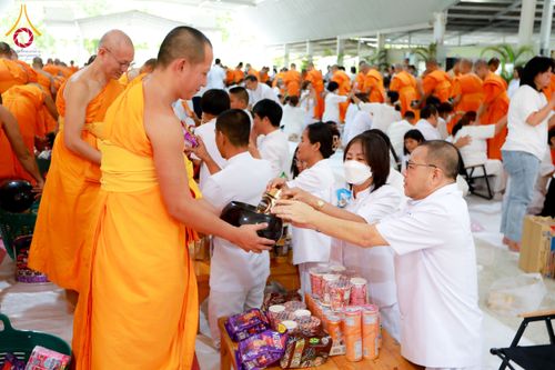 ภาพ No.61280:พิธีตักบาตรฉลองพระใหม่ รุ่นบูชาธรรมโครงการ 1-2 โครงการบรรพชาอุปสมบทหมู่ธรรมทายาท บูชาธรรมหลวงพ่อธัมมชโย 80 ปี ณ โถงช้างสำนักงานใหญ่ วัดพระธรรมกาย วันที่ 20 เมษายน พ.ศ. 2567