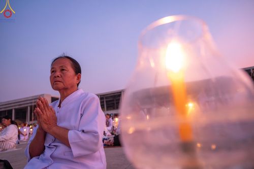 ภาพ No.204528:พิธีจุดประทีปถวายเป็นพุทธบูชา และบูชาธรรมมหาปูชนียาจารย์ ณ วัดพระธรรมกาย ตำบลคลองสาม อำเภอคลองหลวง จังหวัดปทุมธานี ในโครงการธรรมยาตรา กตัญญูบูชา มหาปูชนียาจารย์ พระมงคลเทพมุนี(สด จนฺทสโร) พระผู้ปราบมาร ปีที่ 13 วันที่ 31 มกราคม พ.ศ. 2568