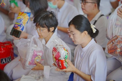 ภาพ No.240420:วันพุธที่ 27 สิงหาคม พ.ศ. 2568 พิธีตักบาตร ในวันธรรมชัย ณ วัดพระธรรมกาย จ.ปทุมธานี