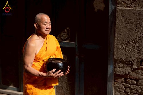 ภาพ No.213132:วันที่ 17 - 18 มีนาคม พ.ศ. 2568 คณะสงฆ์และสามเณรเดินบิณฑบาต รอบเมืองในพื้นที่ วัดสยมภูวนาถและราชวังปาตัน ณ เมืองกาฐมาณฑุ ประเทศเนปาล