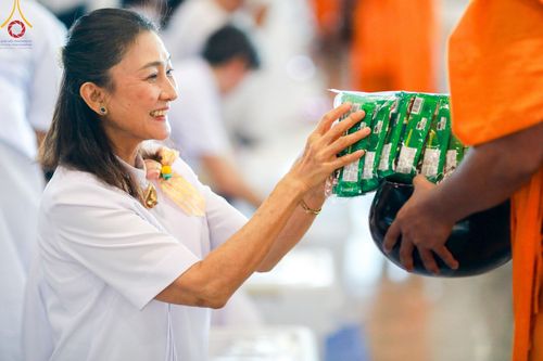 ภาพ No.143416:พิธีตักบาตร ข้าวสารอาหารแห้ง ณ บ้านแก้วเรือนทองคุณยายฯ และ พิธีบูชาข้าวพระ  ณ สภาธรรมกายสากล วัดพระธรรมกาย วันอาทิตย์ที่ 7 กรกฎาคม พ.ศ. 2567