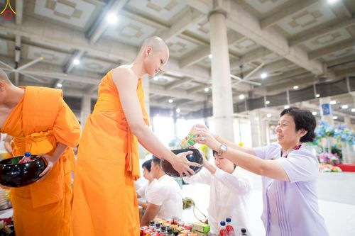 ภาพ No.235341:วันที่ 27 กรกฎาคม พ.ศ. 2568 พิธีตักบาตรฉลองพระใหม่ โครงการบรรพชาและอุปสมบทมู่รุ่นเข้าพรรษา ณ วัดพระธรรมกาย