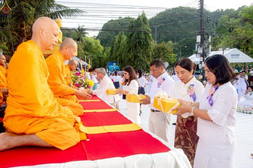 ภาพ No.235174:วันอาทิตย์ที่ 27 กรกฎาคม พ.ศ. 2568 พิธีตักบาตรพระ1,000 รูป ทำบุญเมืองพัทลุง ประธานสงฆ์ พระปริยัติวชิโรดม  เจ้าคณะจังหวัดพัทลุง ประธานฆราวาส นายรัฐศาสตร์ ชิดชู  ผู้ว่าราชการจังหวัดพัทลุง