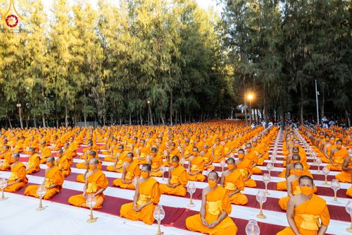 พิธีจุดประทีปถวายเป็นพุทธบูชา และบูชาธรรมมหาปูชนียาจารย์ ในโครงการธรรมยาตรากตัญญูบูชา มหาปูชนียาจารย์ พระมงคลเทพมุนี(สด จนฺทสโร) พระผู้ปราบมาร  อนุสรณ์สถาน 7 แห่ง ปีที่ 12  วันที่ 6 มกราคม พ.ศ. 2567 ณ อนุสรณ์สถานมหาวิหารพระมงคลเทพมุนี อ.สองพี่น้อง จ.สุพร