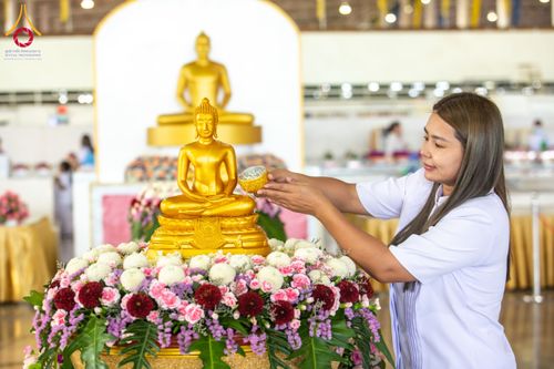 ภาพ No.133844:พิธีตักบาตร ข้าวสารอาหารแห้ง ณ บ้านแก้วเรือนทองคุณยายฯ สภาธรรมกายสากล วัดพระธรรมกาย วันอาทิตย์ต้นเดือนที่ 7 เมษายน พ.ศ. 2567