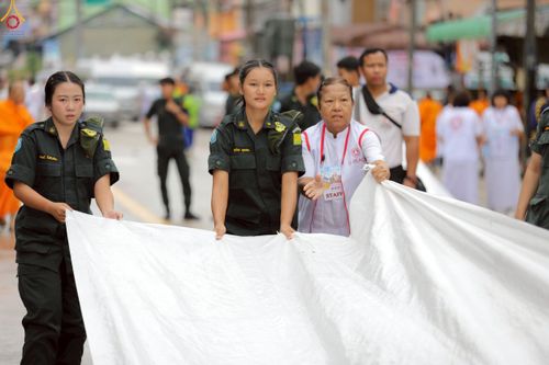 ภาพ No.245845:วันที่ 13-14 กันยายน พ.ศ. 2568 เจ้าหน้าที่ทุกสถานะ ทุกส่วนงาน ร่วมแรงร่วมใจ ปฏิบัติหน้าที่ เตรียมงาน เก็บงาน ตักบาตรพระ 555 รูป อ.เบตง จยะลา