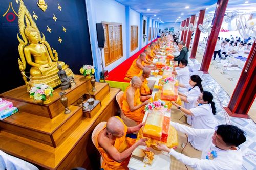 ภาพ No.196939:พิธีถวายภัตตาหารเป็นสังฆทาน แด่พระธรรมยาตรา ณ วัดโบสถ์(บน) ตำบลบางคูเวียง อำเภอบางกรวย จังหวัดนนทบุรี ในโครงการธรรมยาตรา กตัญญูบูชา มหาปูชนียาจารย์ พระมงคลเทพมุนี(สด จนฺทสโร) พระผู้ปราบมาร อนุสรณ์สถาน 7 แห่ง ปีที่ 13 วันที่ 18 มกราคม พ.ศ. 2568