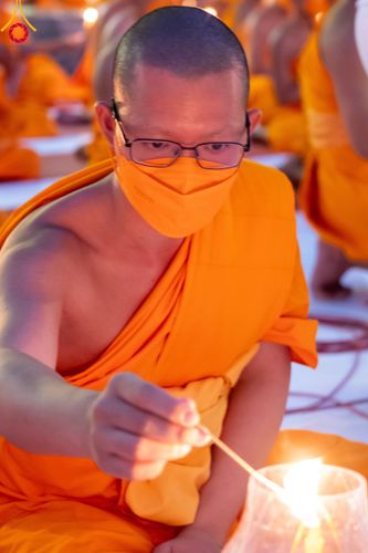 ภาพ No.112193:พิธีจุดประทีปถวายเป็นพุทธบูชา และบูชาธรรมมหาปูชนียาจารย์ พระมงคลเทพมุนี(สด จนฺทสโร) ในโครงการธรรมยาตรา กตัญญูบูชา มหาปูชนียาจารย์ พระมงคลเทพมุนี(สด จนฺทสโร) พระผู้ปราบมาร อนุสรณ์สถาน 7 แห่ง ปีที่ 12 วันที่ 14 มกราคม พ.ศ. 2567 ณ วัดสองพี่น้อง อ.สองพี่น้อง