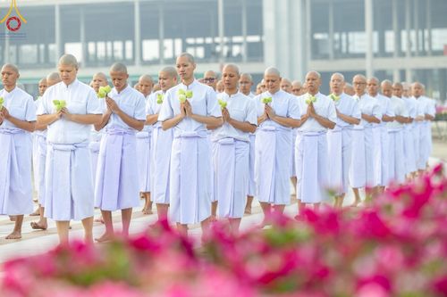 ภาพ No.216973:วันเสาร์ที่ 12 เมษายน พ.ศ. 2568 พิธีเวียนประทักษิณรอบพระมหาธรรมกายเจดีย์  พิธีวันทาเจดีย์ พิธีขอขมาและมอบผ้าไตร ในโครงการอุปสมบทหมู่ บูชาธรรมหลวงพ่อธัมมชโย, โครงการธรรมทายาท ระดับอุดมศึกษา รุ่นที่ 52 ,  โครงการบวชพระนานาชาติ AEC & WAB CEO รุ่นที่ 4 , ณ ว