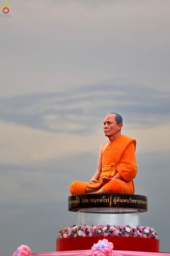 ภาพ No.252915:วันที่ 10 ตุลาคม พ.ศ. 2568 พิธีปลูกต้นทรัพย์บานชื่น ณ ลานธรรม วัดพระธรรมกาย