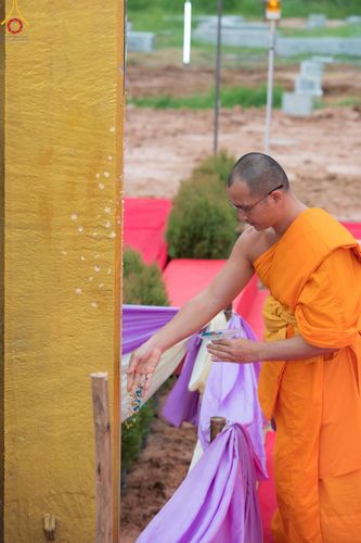 ภาพ No.84398:พิธีทอดผ้าป่า พิธีอัญเชิญปฐมรัตนปฐวี และพิธีตอกเสาเข็มต้นสุดท้าย เพื่อสถาปนาอาคาร 80 ปี หลวงพ่อธัมมชโย ณ ศูนย์ปฏิบัติธรรมวิหารแดง ตำบลเจริญธรรม อำเภอวิหารแดง จ.สระบุรี  วันที่ 23 กรกฎาคม พ.ศ. 2566