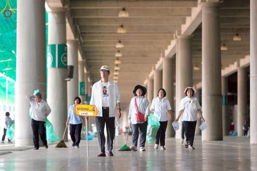 ภาพ No.220487:วันที่ 23-25 เมษายน พ.ศ. 2568 เจ้าหน้าที่และสาธุชนช่วยกัน รับบุญเก็บงานวันคุ้มครองโลก ณ วัดพระธรรมกาย