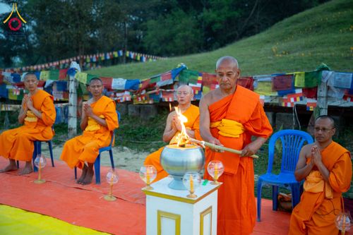 ภาพ No.132366:พิธีจุดโคมประทีปถวายเป็นพุทธบูชา ในโครงการบรรพชา 1,250 รูป ณ แดนประสูติ สวนลุมพินี ประเทศเนปาล วันที่ 17 มีนาคม พ.ศ. 2567