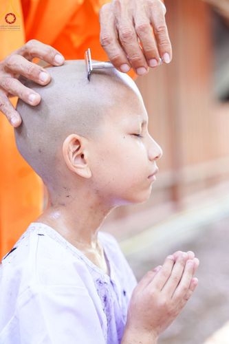 ภาพ No.59143:พิธีปลงผมและแห่นาคธรรมทายาท ในโครงการบรรพชาสามเณร ภาคฤดูร้อน เฉลิมพระเกียรติพระบาทสมเด็จพระเจ้าอยู่หัว เนื่องในโอกาส  พระราชพิธีมหามงคลเฉลิมพระชนมพรรษา 6 รอบ  ปลงผมนาคในวันที่ 21 เมษายน พ.ศ 2567 ณ วัดกลางธนรินทร์ (ธรรมอุทยานบ้านแป้ง)