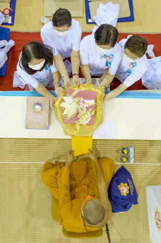 ภาพ No.85385:พิธีถวายมหาสังฆทานคณะสงฆ์ 2000 กว่าวัดทั่วประเทศปีที่ 23, พิธีถวายไทยธรรมคณะสงฆ์ 323 วัด 4 จังหวัดชายแดนภาคใต้, พิธีมอบปัจจัยช่วยเหลือครู 4 จังหวัดชายแดนภาคใต้ ณ สภาธรรมกายสากล วัดพระธรรมกาย ในวันสมาธิโลก อาทิตย์ที่ 6 สิงหาคม พ.ศ. 2566