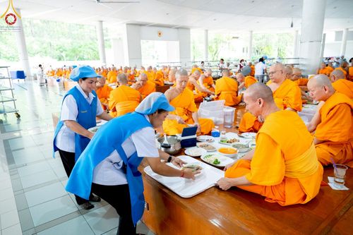 ภาพ No.220720:วันเสาร์ที่ 26 เมษายน พ.ศ.2568 (วันพระ แรม 15 ค่ำ เดือน 5) พิธีถวายภัตตาหารเมนูสวรรค์ "เพื่อการบรรลุธรรม" และ พิธีบุพเปตพลี ครั้งที่ 163 ร่วมอุทิศบุญแด่หมู่ญาติที่ล่วงลับไปแล้ว และสืบทอดอายุพระพุทธศาสนา ณ หอฉันคุณยายอาจารย์ฯ วัดพระธรรมกาย