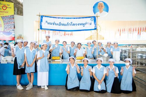 ภาพ No.58841:V.40 ภัตตาหารพระหมื่นวัด เราจัดให้ การปฏิบัติงานของเจ้าหน้าที่และอาสาสมัคร เพื่อรับบุญในการถวายภัตตาหาร แด่คณะสงฆ์ 10,000 กว่าวัดทั่วประเทศ ที่มาร่วมงานวันคุ้มครองโลก จันทร์ที่ 22 เมษายน พ.ศ. 2567 ณ วัดพระธรรมกาย