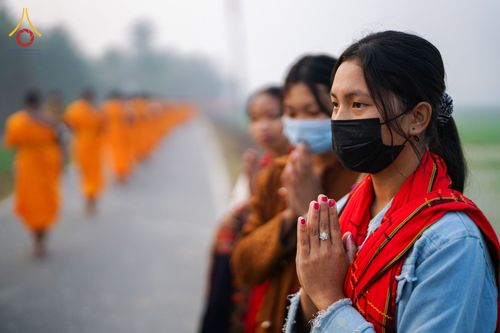 ภาพ No.76406:คณะสงฆ์และสามเณรบิณฑบาต ประเทศบังกลาเทศ วันที่ 11 กุมภาพันธ์ พ.ศ. 2566