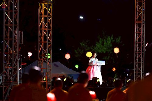 ภาพ No.229580:วันเสาร์ที่ 26 เมษายน พ.ศ. 2568 คณะพระภิกษุสามเณรในโครงการบรรพชาหมู่ 81 รูป  วัดภาวนาโซล ประเทศเกาหลีใต้ ได้ร่วมกับคณะสาธุชนคนไทยในเกาหลีใต้  ร่วมกันเดินขบวนอัญเชิญโคมดอกบัว  เพื่อบูชาแด่องค์สมเด็จพระสัมมาสัมพุทธเจ้า  ในงานเทศกาลวิสาขบูชานานาชาติ ประจำปี