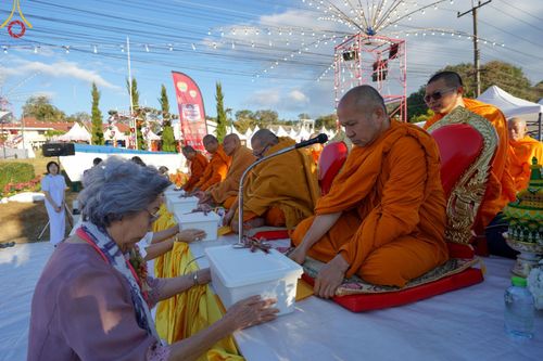 ภาพ No.187171:พิธีตักบาตรพระ ๕๐๐ รูป "สร้างบุญใหญ่ ส่งท้ายปีเก่า ต้อนรับปีใหม่ ๒๕๖๘" วันเสาร์ที่ ๒๘ ธันวาคม พ.ศ. ๒๕๖๗ ณ ถนนหน้าที่ว่าการอำเภอภูเรือ จังหวัดเลย