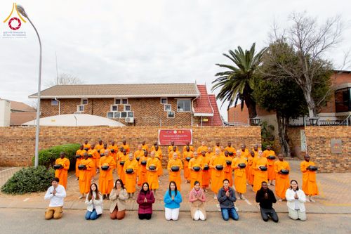 ภาพ No.233021:วันอาทิตย์ 29 มิถุนายน พ.ศ. 2568 กิจกรรมอบรมธรรมทายาทแอฟริกาใต้  ปฏิบัติธรรมสร้างสันติสุขภายใน แสงแห่งพุทธธรรมสู่แผ่นดินแอฟริกาใต้ ณ บริเวณหน้าวัดพระธรรมกายโจฮันเนสเบิร์ก